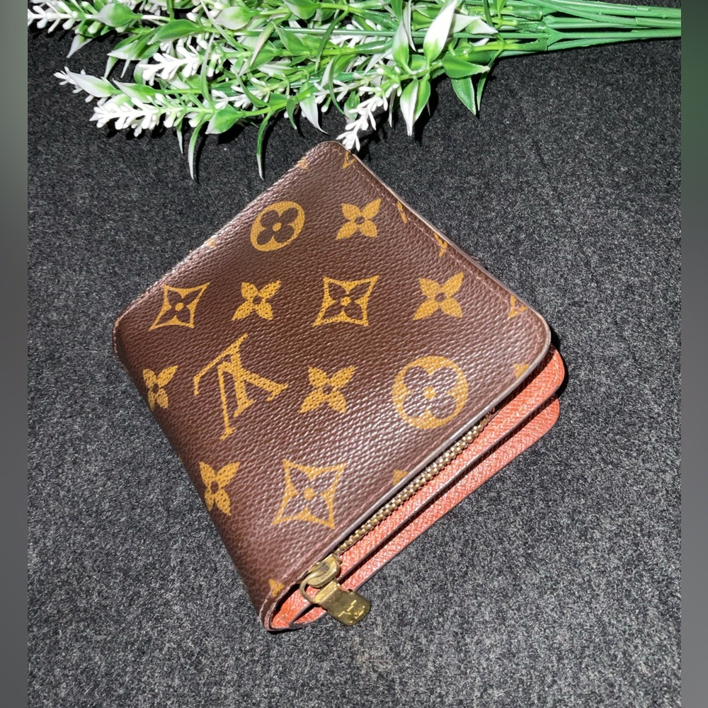 ✅AUTHENTIC LV COMPACT WALLET EXCELLENT CONDITION - Picture 10 of 11